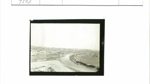 宁静河谷与远山田园风光.jpg