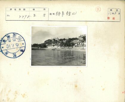 宁静海滨与山坡建筑.jpg