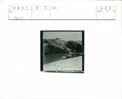 宁静港湾与山顶小屋.jpg