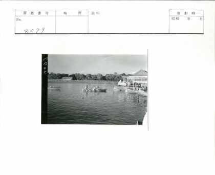 宁静湖面传统木船游.jpg