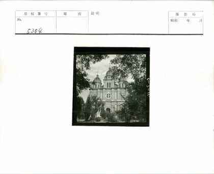 宏伟三圆顶历史建筑花园景观.jpg