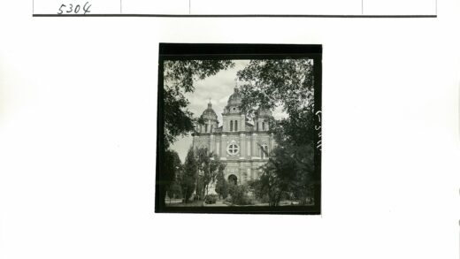 宏伟三圆顶历史建筑花园景观.jpg