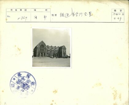 宏伟石建筑拱窗入口前台阶.jpg