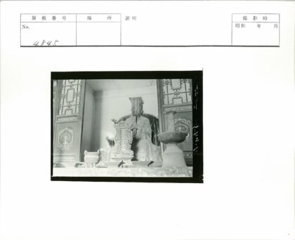 宝座雕像与华丽建筑装饰.jpg
