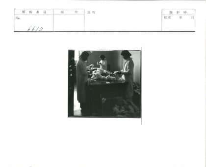 实验室人员研究纤维材料.jpg