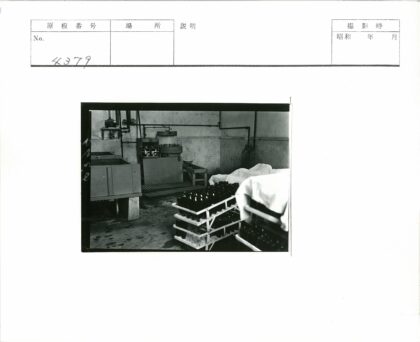 实验室设备与瓶架展示.jpg
