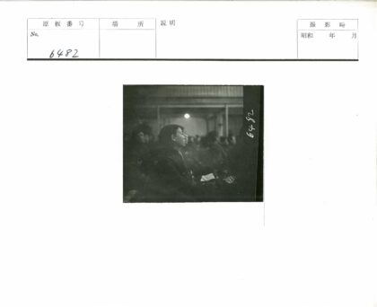 室内专注听讲的人群.jpg