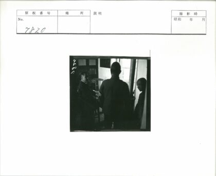 室内人物黑白生活场景.jpg