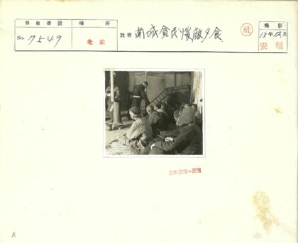 室内人群与散落稻草场景.jpg