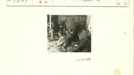 室内人群与散落稻草场景.jpg