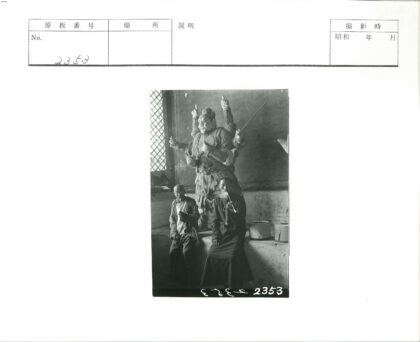 室内抽烟斗与多臂雕像.jpg