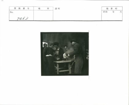 室内昏暗灯光下集体准备食物.jpg