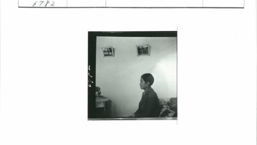 室内沙发女人与装饰画鲜花.jpg