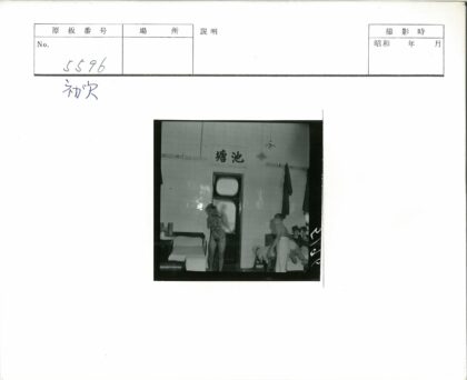室内照顾孩子的温馨场景.jpg