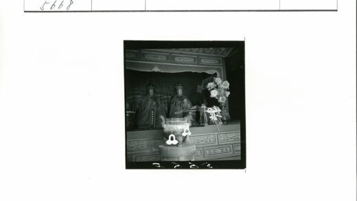室内装饰雕像与插花骨灰盒.jpg