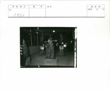 室内雕像与砖基座展示.jpg