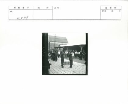 室外庭院人群交谈与建筑排队场景.jpg