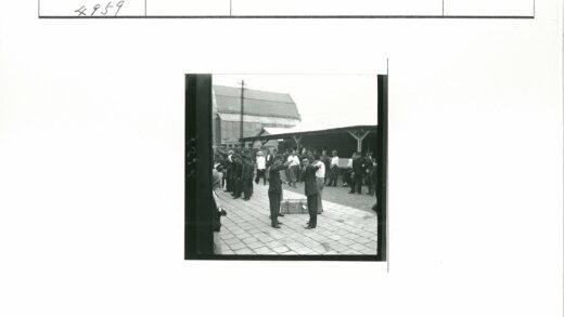 室外庭院人群交谈与建筑排队场景.jpg