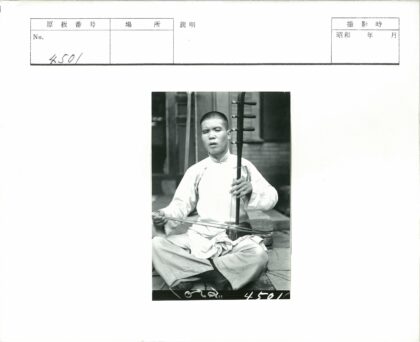 室外演奏弦乐器的艺人.jpg