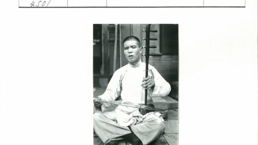 室外演奏弦乐器的艺人.jpg