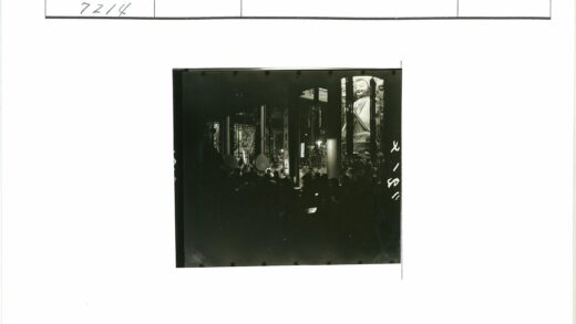 寺庙内佛像与大鼓场景.jpg