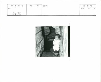 小男孩探索岩石通道手持金属物.jpg