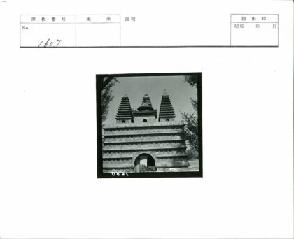 尖顶多层建筑拱门入口.jpg