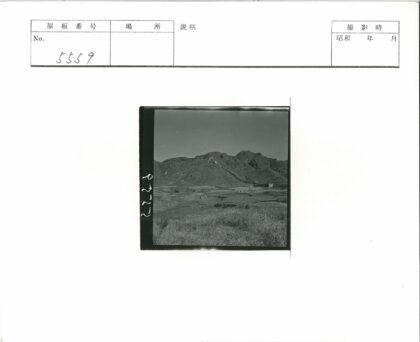 山丘与墙的荒野风景.jpg