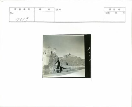 山丘古堡与河流倒影.jpg
