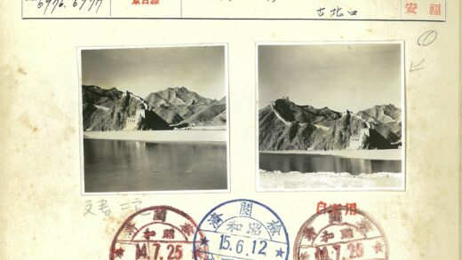 山丘水畔蜿蜒围墙.jpg