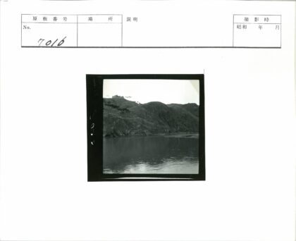 山丘河流与山顶房屋风景.jpg