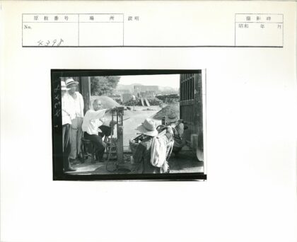 山区工地团队操作秤与材料堆放.jpg