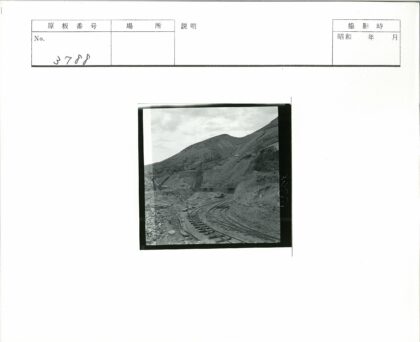 山区弯曲铁路轨道多云天空.jpg