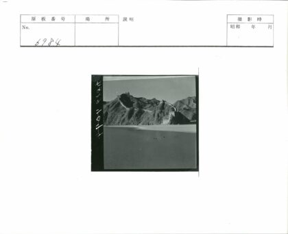 山区拱形石墙与水域景观.jpg