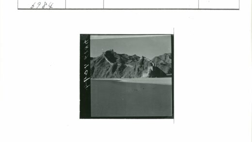 山区拱形石墙与水域景观.jpg