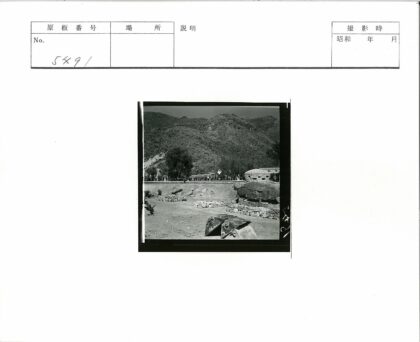 山区混凝土建筑人群聚集.jpg