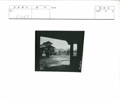 山区火车站蒸汽机车与木结构.jpg