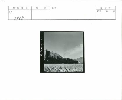 山区蒸汽机车行驶风景.jpg