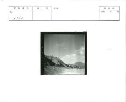 山坡上的墙与远山晴空.jpg