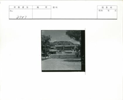 山坡古建筑自然风光.jpg
