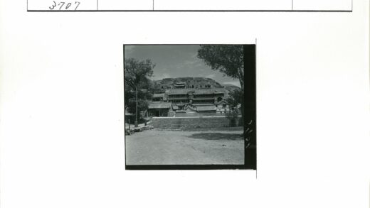 山坡古建筑自然风光.jpg