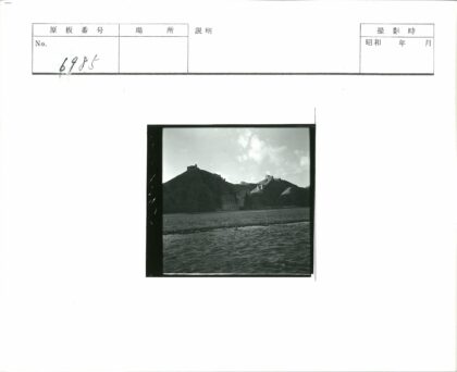 山坡建筑与岩石云景.jpg