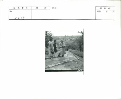 山坡徒步观察多层建筑.jpg