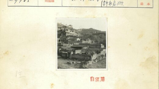 山坡砖石建筑与挡土墙景观.jpg