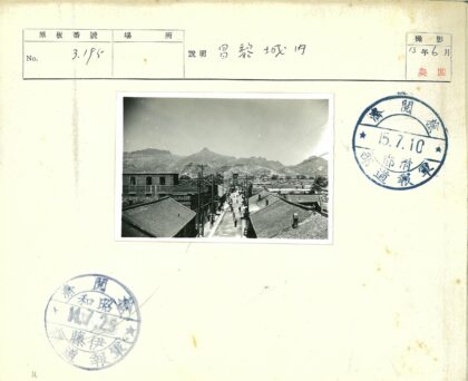 山峦背景下的繁华街道景观.jpg