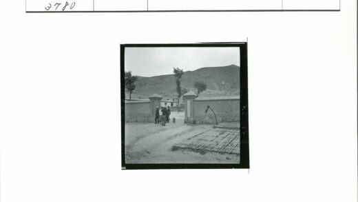山景大门入口与高墙柱景.jpg