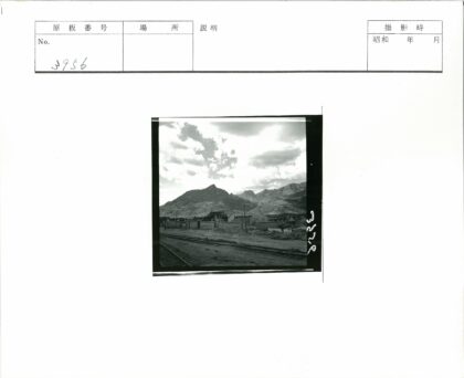 山村铁路与石墙房屋.jpg
