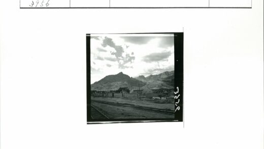 山村铁路与石墙房屋.jpg