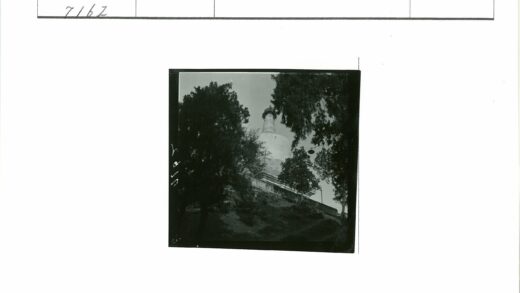 山林圆顶建筑与秋叶.jpg