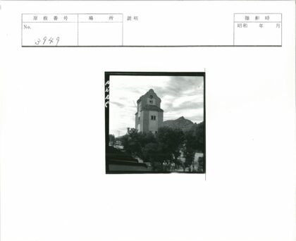 山林钟楼与行人.jpg